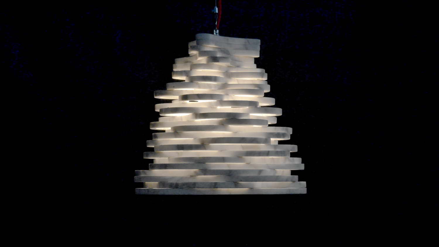 Annika lampada da tavolo a sospensione in marmo Calacatta Carrara, progettata dal designer Paolo Ulian